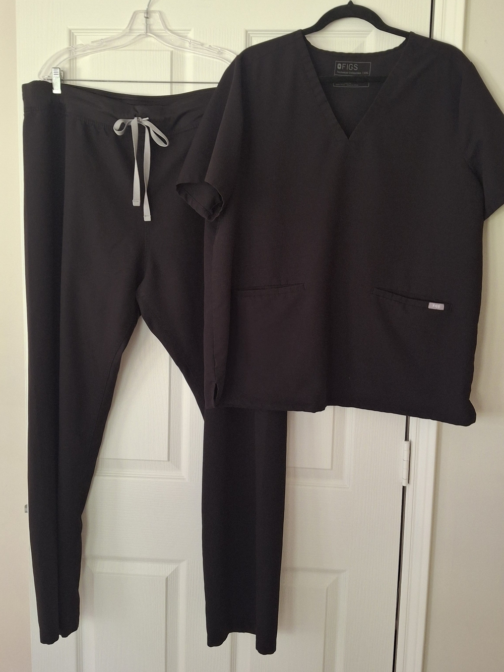 Figs Black Women's Scrub Set